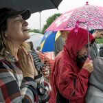La oración de ayer que congregó a los vecinos de la localidad de Virginia Beach después del tiroteo / Efe