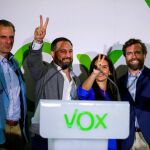 El secretario general de Vox y candidato la Alcaldía de Madrid, Javier Ortega Smith, el líder de la formación, Santiago Abascal, la candidata a la Presidencia de la Comunidad de Madrid, Rocío Monasterio, y el jefe de campaña, Iván Espinosa de los Monteros/Efe