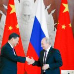 Xi Jinping y Vladimir Putin se saludan ayer en Moscú, donde sellaron su alianza con una treintena de acuerdos bilaterales
