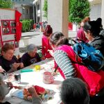Voluntarios de Cruz Roja trabajando con ancianos en una de las actividades del programa «Andar con Voz»