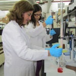 La investigadora de la Universidad de Sevilla Carmen García Parrilla (izquierda), en el laboratorio