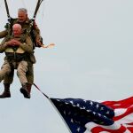 Tom Rice aterriza tras un salto en paracaídas conmemorativo sobre Carentan (Normandía) / Reuters
