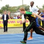 Imagen del príncipe Enrique de Inglaterra compitiendo con el atleta jamaiquino Usain Bol durante su visita oficial a Kingston (Jamaica), como parte de las celebraciones del Jubileo de Diamantes de su abuela la reina Isabel II
