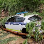Un vehículo de la Policía municipal de Lezo, atrapado por las inundaciones en la carretera GI-3440, entre Lezo y Pasajes de San Juan/Efe/Gorka Estrada