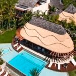 La mansión tiene 9 habitaciones, 10 baños, spa, piscina, vistas al mar, iglesia y helipuerto