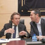 El consejero De Santiago-Juárez bromea con el socialista Pedro González