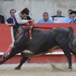 El toro de Miura prendió a David Adalid contra las tablas y le infirió una cornada de dos trayectorias en el gemelo derecho