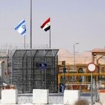 Las banderas de Israel y Egipto ondean en el paso fronterizo de Nitzana, en la península del Sinaí