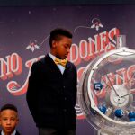 Uno de los niños de San Ildefonso, junto al bombo preparado para el sorteo de la lotería de El Niño.