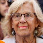 Manuela Carmena en la colocación de una placa homenaje al pintor y escultor Eduardo Arroyo