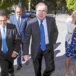 El presidente Herrera junto al rector Alfonso Murillo y la consejera de Hacienda, Pilar del Olmo
