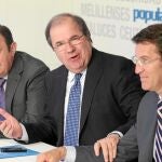 El presidente Herrera, ayer, en el Comité Ejecutivo Nacional del Partido Popular, con Feijóo, Pedro Sanz y Monago