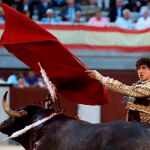 El diestro peruano Roca Rey da un pase con la muleta