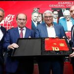 La Federación Española de Fútbol entregó la medalla al padre de Reyes, Curro; que estuvo acompañado por Joaquín Caparrós y José Castro. En la imagen también el presidente de la RFEF, Luis Rubiales / Foto: EP