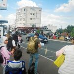 Vecinos del barrio obrero de Drancy, en la periferia noreste de París, esperan en una parada de autobús
