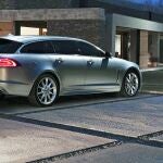 Cilindrada: 2.993 cc.Nº Cilindros: V-6.Potencia: 241 cv. Vel. máxima: 240 km/h. Acelerac. 0-100: 7,1 s. Dimensiones: 4,96/1,87/1,48 m.Plazas: 5.Peso: 1.663 kg.Tracción: Trasera.Cambio: Autom. 8 vel.Capac. depósito: 70 l.Capac. maletero: 550 l.Consumo medio: 6,1 l. Precio: 61.750 euros
