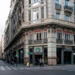 Una de las céntricas calles de la capital valenciana en la que las franquicias le están ganando terreno al comercio tradicional, que, en algunos casos, sobrevive a duras penas