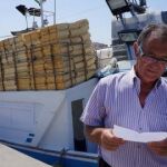 Manuel Vázquez leyendo la carta que escribió a Isabel II