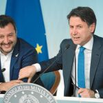 El primer ministro Conte (derecha) ha reconciliado a los socios de Gobierno, Salvini (izquierda) y Di Maio, pero trata de evitar el choque frontal con Bruselas que persiguen