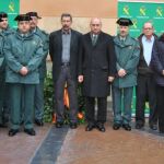 El ministro del Interior, Jorge Fernández Díaz, durante su visita a la casa cuartel de Vic, con varios guardias y exguardias.