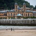 Varias personas corren por la playa de La Concha de San Sebastián. EFE/Javier Etxezarreta