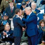Emmanuel Macron y Donald Trump se saludan durante el acto del 75º aniversario del «Día D»