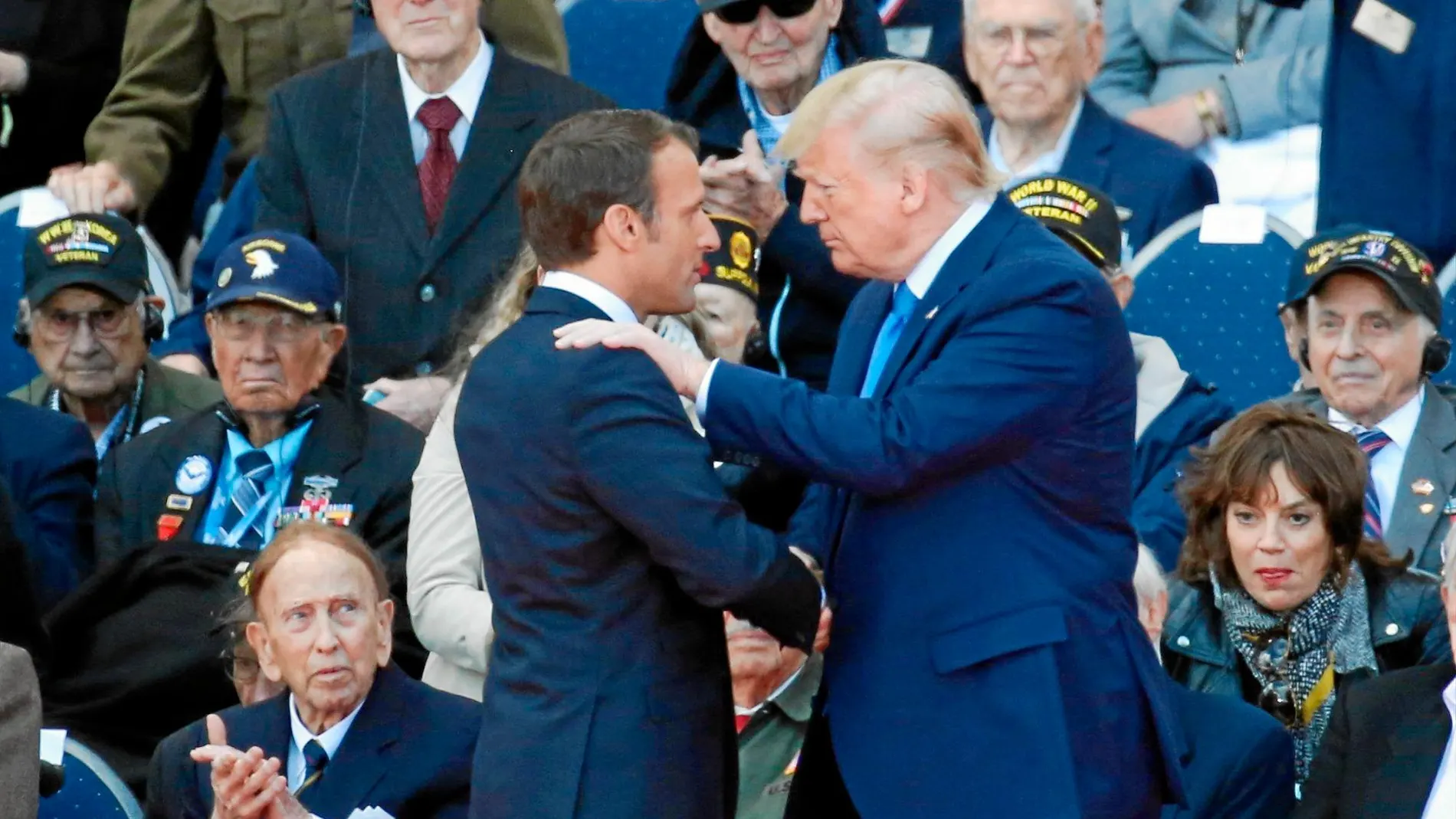 Emmanuel Macron y Donald Trump se saludan durante el acto del 75º aniversario del «Día D»