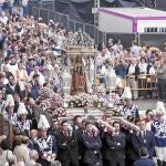 Cientos de personas se agolpan en las calles de Valladolid para ver pasar a la Virgen de San Lorenzo