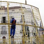 Los operarios trabajaban ayer en el montaje del árbol luminoso de Sol que este año estará patrocinado por Loterías