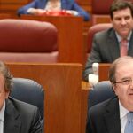 El presidente Herrera, José Antonio de Santiago-Juárez y Carlos Fernández Carriedo muestran su satisfacción tras la aprobación del modelo territorial