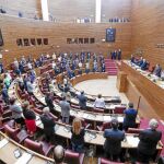 Les Corts comenzaron el pleno con un minuto de silencio para rechazar la violencia de género