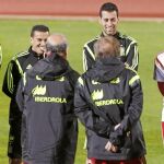 Del Bosque charla con Busquets y Pedro en el entrenamiento de ayer