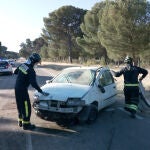 Los bomberos retiran el vehículo siniestrado