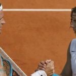 Moyá y Nadal se saludan después de un partido