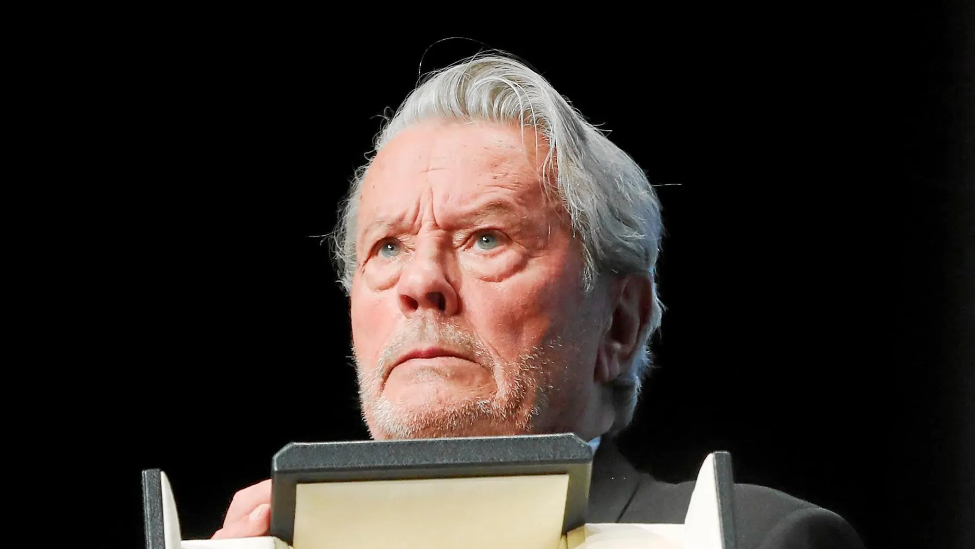 El mítico actor Alain Delon, de 83 años, recoge su Palma de Oro honorífica, ayer en Cannes / Efe