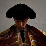En la mente del torero. Juan Castilla, psicólogo experto en inteligencia emocional, analiza el perfil del torero: «La gestión del triunfo no es fácil, el abrumador reconocimiento que genera de inmediato hace que a largo plazo genere desajustes emocionales. Una vez reconocido el problema, surge la duda de si podrá rendir profesionalmente como antes», una presión que se intensifica ya que de él depende toda una cuadrilla. «También deben ser valientes para dejarse ayudar».