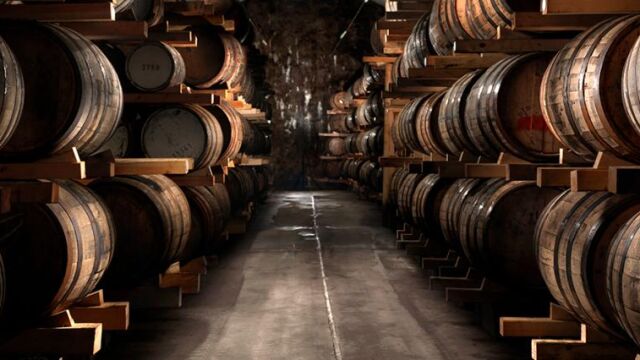Destilería en la que Microsoft trabaja en el primer whisky creado con inteligencia artificial. El objetivo es fabricar el mejor whisky del mundo / Foto: Microsoft