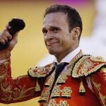 Antonio Ferrera pasea emocionado una de las orejas al «Victorino»