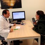 Un médico de las clínicas Quirón realiza una espirometría a una paciente / foto: LA RAZÓN