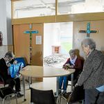 Las voluntarias de Cáritas ayudan estos días a barrer el templo