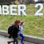 Un cartel con la fecha del referéndum de independencia, en la entrada del Parlamento escocés, en Edimburgo