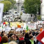 Un momento de la manifestación de la Marea Blanca, organizada por la Mesa en Defensa de la Sanidad Pública en Madrid, integrada por plataformas de trabajadores y usuarios además de sindicatos, llevada a cabo hoy por las calles de Madrid, en defensa de la sanidad pública y de calidad.