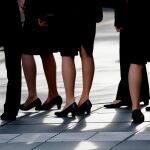 Mujeres que van a trabajar con tacones