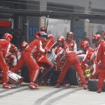 El piloto de Ferrari Fernando Alonso, a su paso por el pit stop del GP de India, en el que sufrió un choque en la primera vuelta