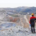 El ex trabajador contempla el avance de la extracción de piedras en una imagen tomada en 2010