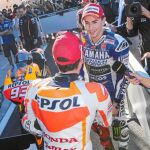 Marc, que saluda ayer a Lorenzo, sólo necesita un cuarto puesto para asegurarse el campeonato