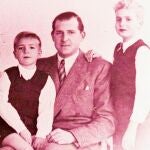 Don Juan junto a sus hijos, Juan Carlos y Alfonso, en una imagen tomada durante su infancia
