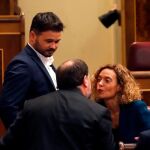 Imagen de Oriol Junqueras en el Congreso de los Diputados felicitando a Merirxell Batet