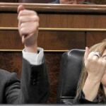 Gallardón y Sáenz de Santamaría bromearon ayer antes del Pleno con unos conocidos que se encontraban en la tribuna de invitados del Congreso