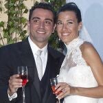 El jugador del FC Barcelona Xavi Hernández y su esposa, Nuria Cunillera, tras la ceremonia que tuvo lugar en el Jardín Botánico Marimurtra de Blanes.